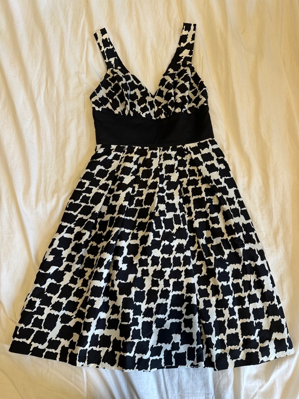 White House Black Market Dress Sz 0.  Black & White. 100% Silk W Pockets